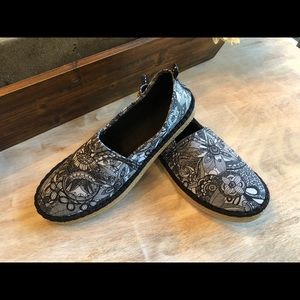 Sakroots black printed slip-on women’s size 7